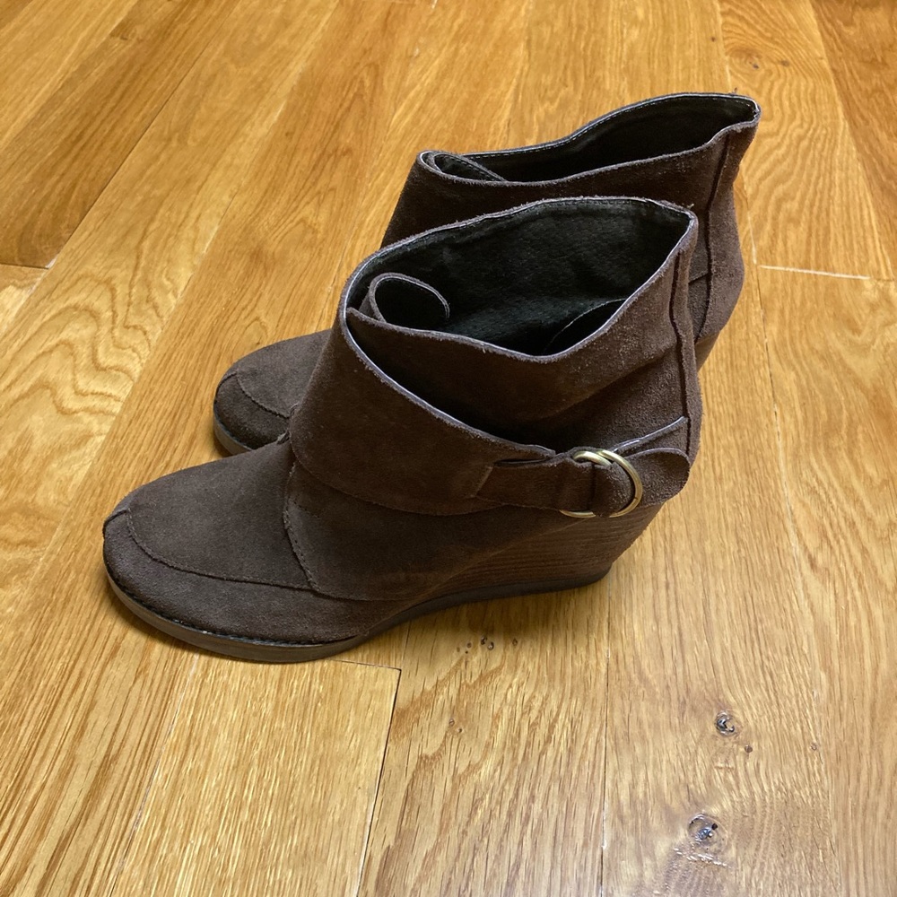 Very volatile wedge bootie